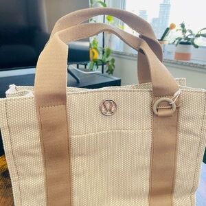 Lululemon Two-Tone Canvas Tote Bag
Mini 4.5L